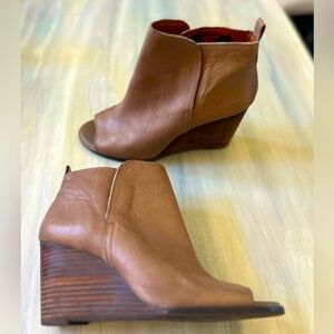 Lucky Brand Peep Toe Genuine Leather Sandal Wedges Taupe Slip on Size 8.5